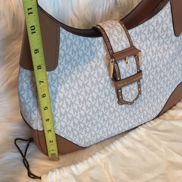 Michael Kors Lillian Vanilla Medium Shoulder Bag - Picture 17 of 17